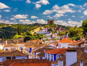Esta é uma das vilas medievais mais bonitas da Europa e fica a 2 horas do Porto
