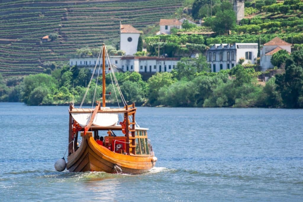 Passeio a bordo de um tradicional barco Rabelo no Rio Douro