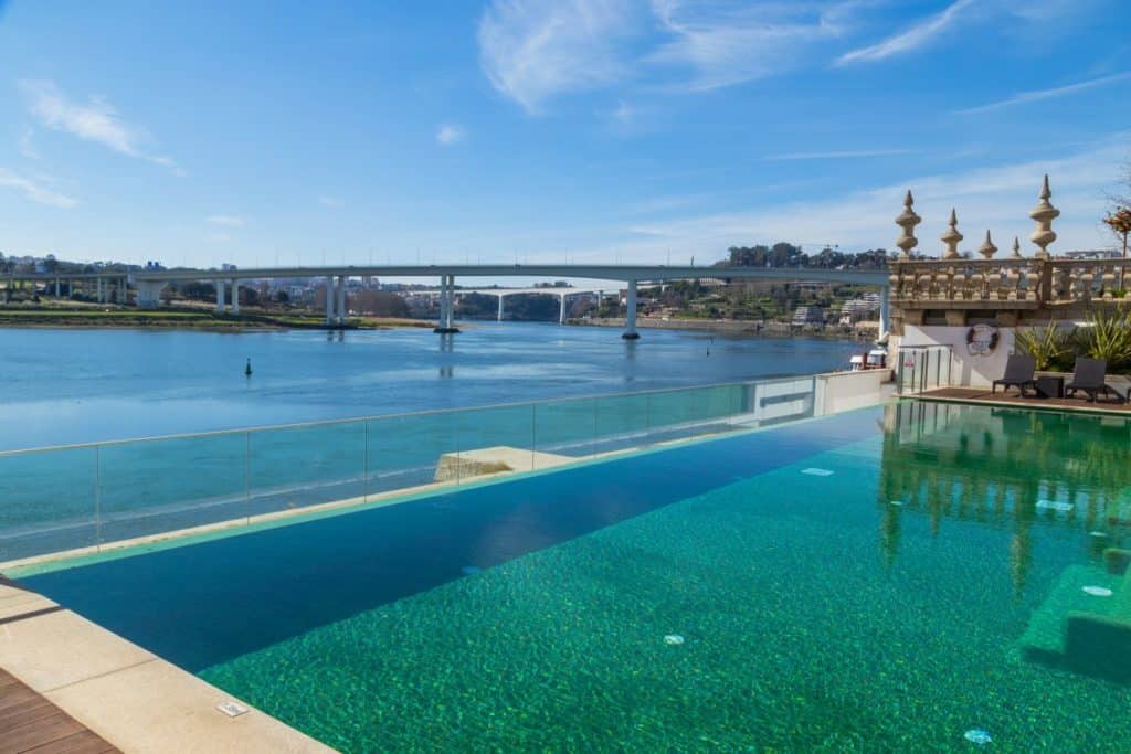 Vista para o Douro e para a piscina do Pestana Palácio do Freixo