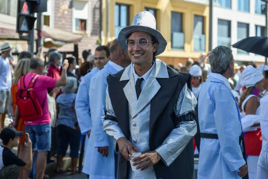 Desfile dos trajes de papel, uma tradição com 150 anos 
