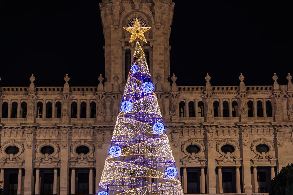 Árvore de Natal Grande com Presentes - Porto de Magia