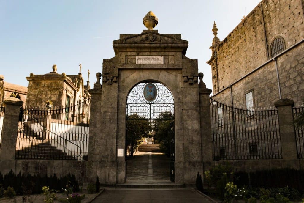 O Cemitério da Lapa é um dos mais notáveis na cidade do Porto e considerado um dos cemitérios mais antigos do românico