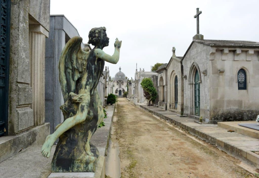 Os cemitérios podem ser museus a céu aberto e cada vez mais recebem visitas temáticas
