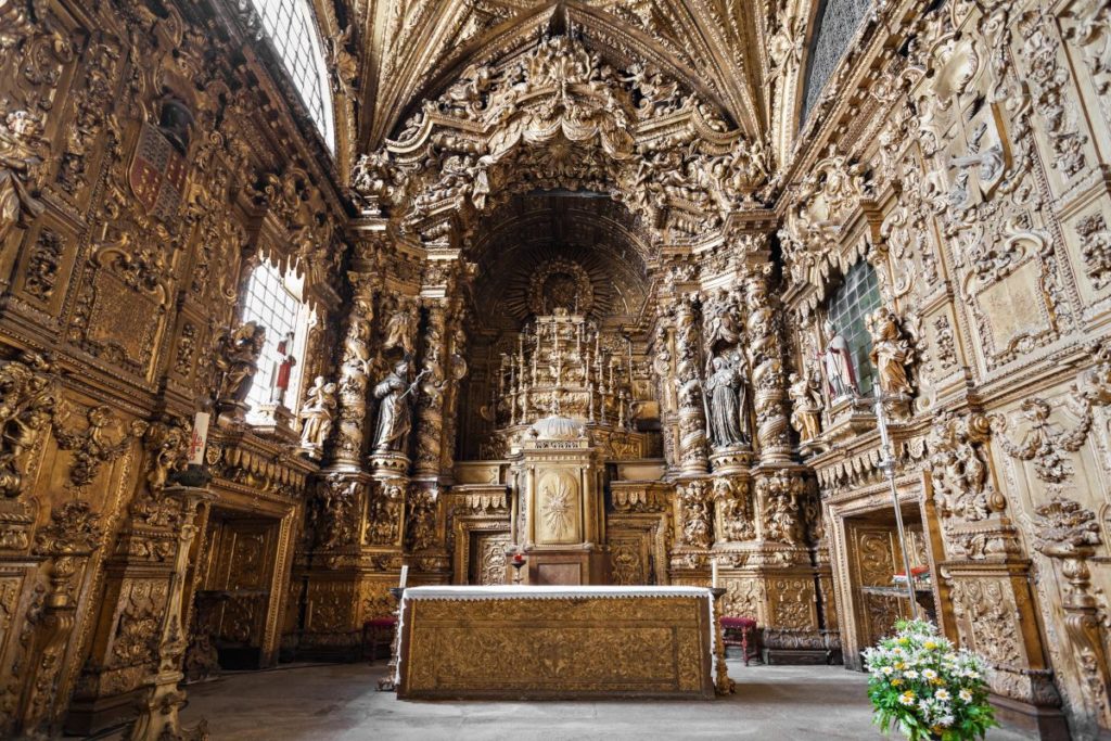 A Igreja de Santa Clara é uma das igrejas mais bonitas do Porto e encontra-se no centro da cidade, em pleno centro histórico
