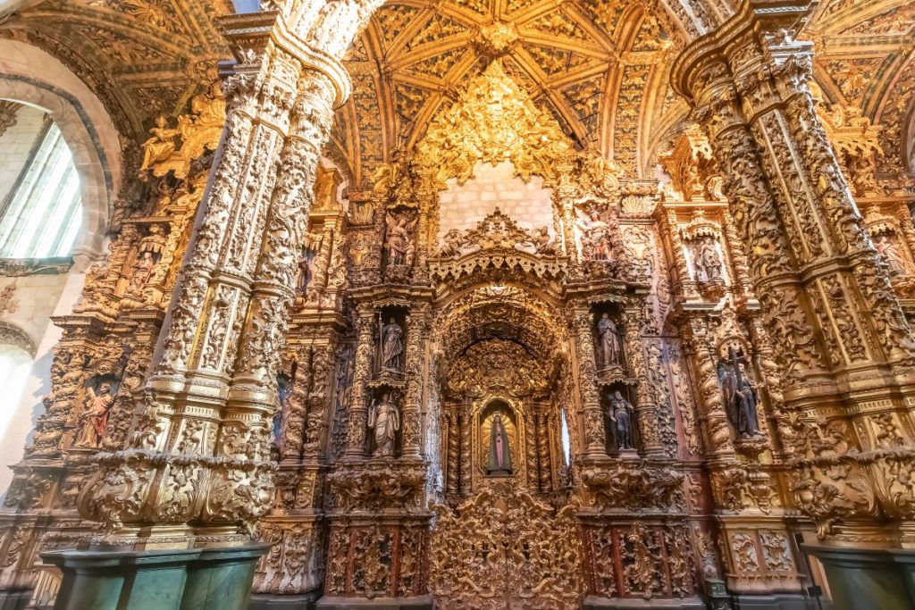Vista para o interior da Igreja de São Francisco, um dos templos religiosos mais bonitos da cidade do Porto
