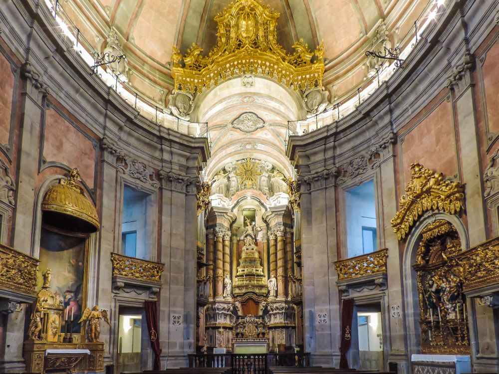A Igreja dos Clérigos é uma das igrejas mais bonitas que podes encontrar em plena cidade do Porto