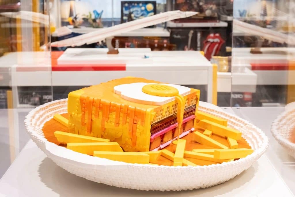 Esta francesinha pesa 6kg e é uma das grandes atrações da nova loja da LEGO, no Grande Porto